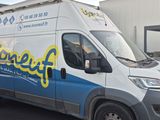 une camionnette garée devant un bâtiment