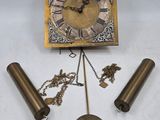 une horloge accrochée au mur et entourée d'une chaîne