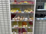 une vitrine remplie de différents types de cupcakes dans un magasin