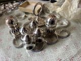 une salière et une poivrière en argent posées sur une assiette en verre