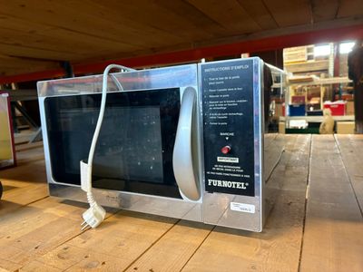 un micro-ondes posé sur une table dans une pièce