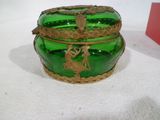 une boîte en verre vert ornée d'un motif doré