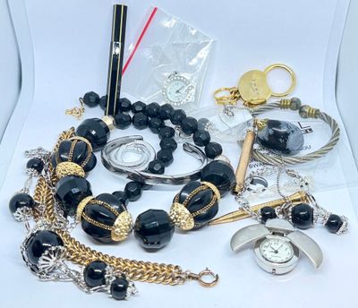 beaucoup de bijoux posés sur la table