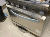 une cuisinière sur laquelle est posée une marmite dans une cuisine