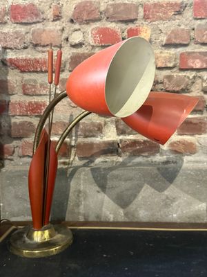 une lampe rouge posée sur une table noire