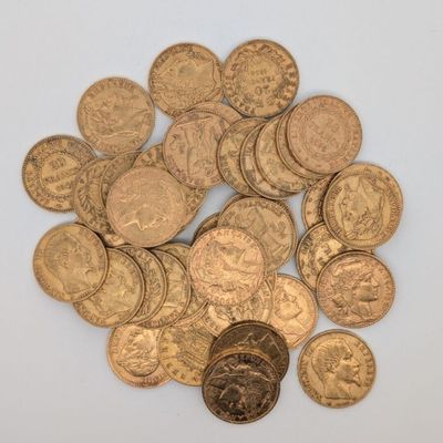 une pile de pièces d'or sur une surface blanche