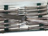 des couverts dans un coffret contenant un couteau et d'autres couverts