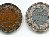 deux pièces d'argent et de bronze portant les noms de différents pays