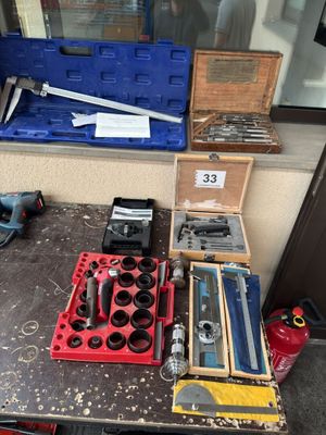 de nombreux outils posés sur une table