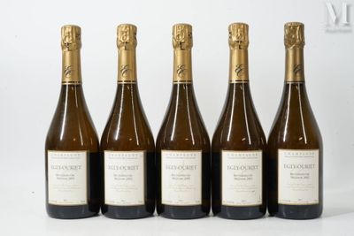 six bouteilles de vin sont alignées sur une surface blanche