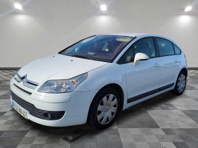 une photo d'une voiture blanche de marque Citroën garée dans un garage