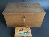 une boîte en bois ornée d'un motif d'oiseau