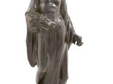 l'image d'une statue représentant une femme tenant un bébé dans ses bras