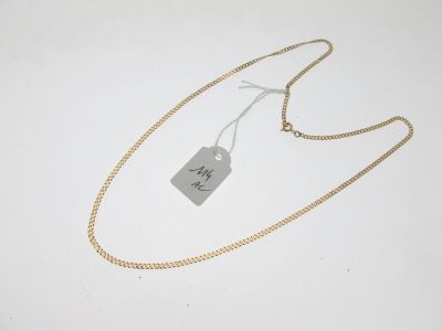 une chaîne en or à laquelle est accrochée une plaque et à laquelle est fixée une autre plaque
