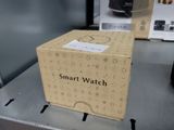 une boîte posée sur une étagère dans un magasin