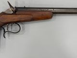 un vieux pistolet accroché au mur d'une pièce