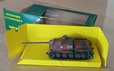 un char miniature posé dans une boîte sur une table