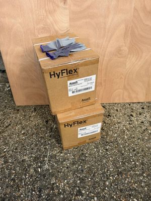 deux boîtes d'Hyflex sont empilées l'une sur l'autre