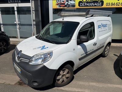 une camionnette blanche garée devant un bâtiment