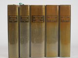 quatre livres sont alignés sur une surface blanche