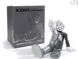 une photo en noir et blanc d'une figurine Kaws Companion