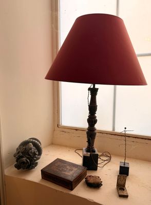 une lampe posée sur le rebord d'une fenêtre