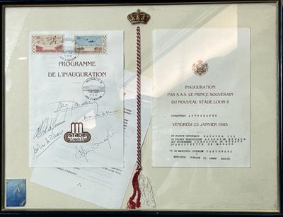 une photo représentant un tableau encadré sur lequel figure une couronne