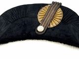 une image représentant un chapeau noir orné d'une plume