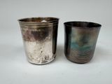 une paire de tasses en métal argenté sur fond blanc