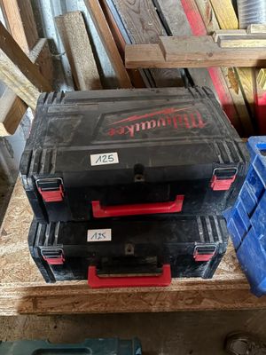 une pile d'outils posée sur une palette