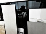 une photo d'une boîte de papier toilette posée par terre
