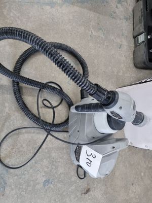 un aspirateur posé sur le sol à côté d'une boîte