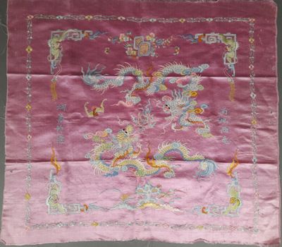 un tapis chinois ancien orné d'un motif de dragon sur fond rose