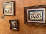 trois photos encadrées accrochées au mur d'une salle de bains