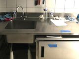 une cuisine équipée d'un évier et d'un lave-vaisselle