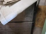 une pile de papiers posée sur une caisse en bois