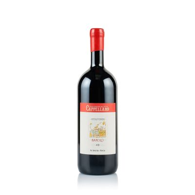 une bouteille de vin rouge posée sur une table blanche