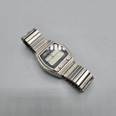gros plan d'une montre-bracelet sur une surface blanche