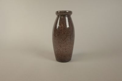 un vase brun posé sur une table