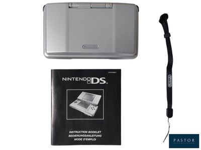 une image d'une console Nintendo DS accompagnée d'un manuel et d'un livre