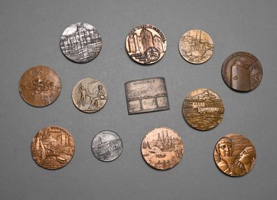 a lot of coins that are on the table