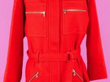 un manteau rouge sur un mannequin, un mannequin, un mannequin, un mannequin, un mannequin, un mannequin, un mannequin, un mannequin, un mannequin