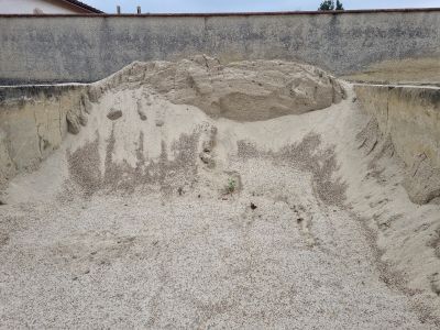un grand tas de sable au milieu d'une fosse de terre