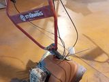une petite machine posée sur le sol