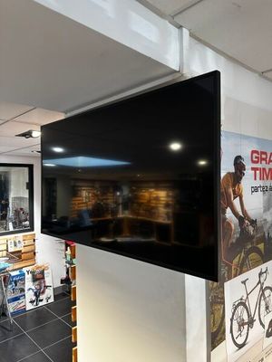 un grand téléviseur accroché au mur dans un magasin