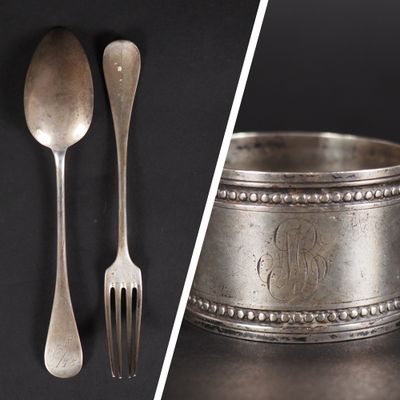 deux cuillères et une fourchette en argent sur une table