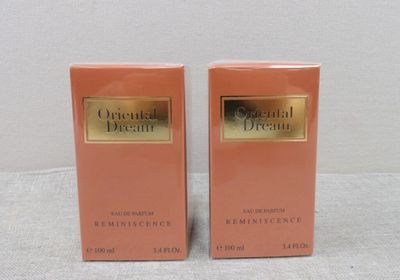 deux flacons de parfum posés l'un à côté de l'autre sur une table