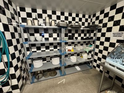 un mur à carreaux noirs et blancs dans une cuisine