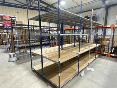 une grande pièce remplie d'étagères et de palettes