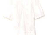 une image représentant une chemise blanche ornée d'un motif floral
